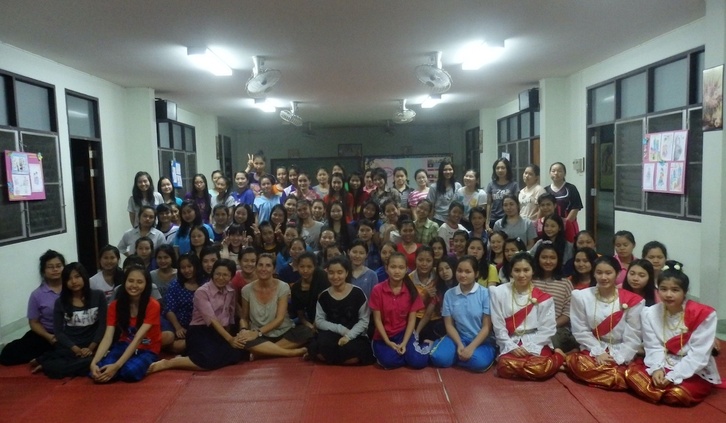 Bakarne Odriozolak bi hilabeteko egonaldia egin zuen, ingeleseko irakasle gisa, Thailandiako Bahan Marina zentroan. Emakumeen salerosketaren auzian, erreferentziazko babesgunea da zentro hori.