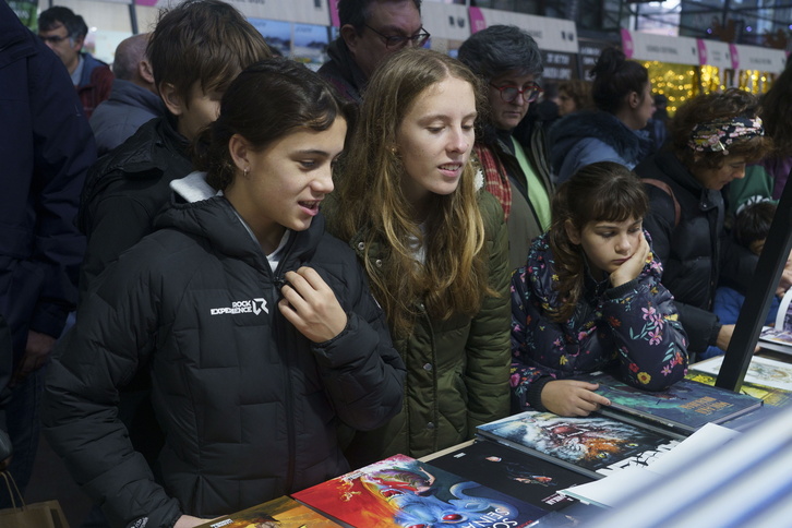 Irudian, gazteak Durangoko Azokan.