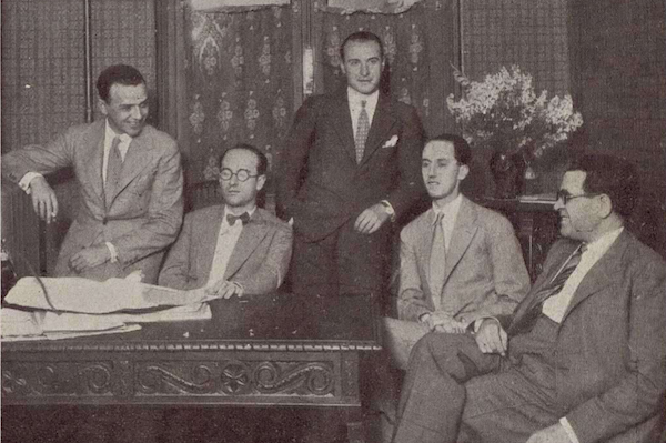 Varios miembros del Grupo de los Ocho (Julián Bautista, Rodolfo Halffter, Gustavo Pittaluga, Fernando Remacha y Salvador Bacarisse), en la portada de la revista ‘Ritmo’ en 1935. (BIBLIOTECA VIRUAL DE PRENSA HISTÓRICA/MINISTERIO ESPAÑOL DE CULTURA)