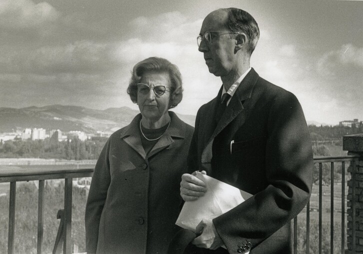 El compositor Fernando Remacha, junto a su esposa Rafaela González.