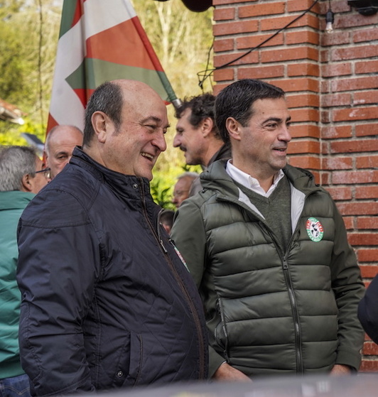 Andoni Ortuzar e Imanol Pradales al día siguiente del anuncio de su candidatura.