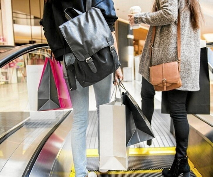 Gente en un centro comercial.