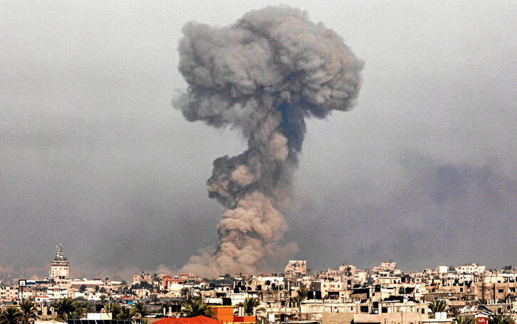 Explosión por un bombardeo israelí en Jan Yunis, en el sur de la Franja de Gaza.