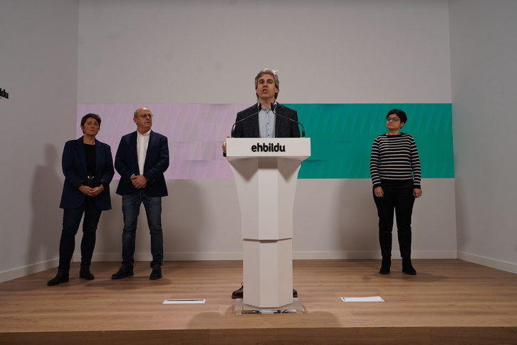 Aizpea Otaegi, Juan Karlos Izagirre, Unai Fernandez de Betoño eta Maria del Rio gaurko agerraldian.