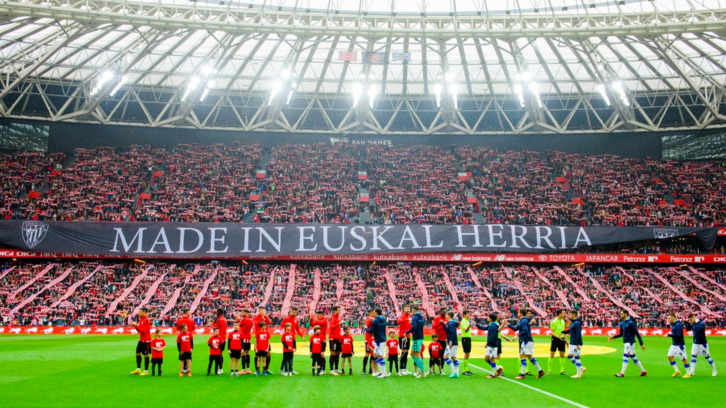 Athletic eta Realeko jokalariak joan den urteko partida hasieran egindako mosaikoan.