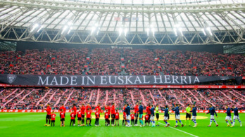 Athletic eta Realeko jokalariak joan den urteko partida hasieran egindako mosaikoan.