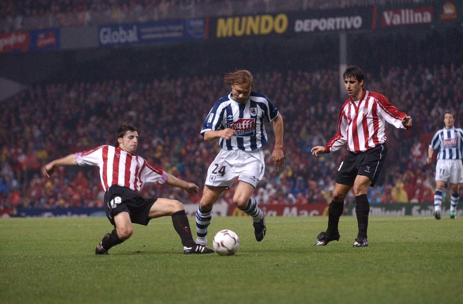 Karpin baloiarekin, Alkiza eta Tikoren aurrean, 2003ko derbian. (Jon HERNAEZ / FOKU)