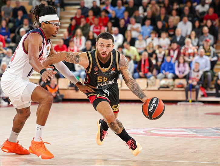 Moneke ha sido homenajeado al inicio del duelo, pero no ha podido ganar con Baskonia.