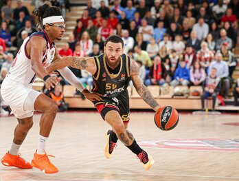 Moneke ha sido homenajeado al inicio del duelo, pero no ha podido ganar con Baskonia.