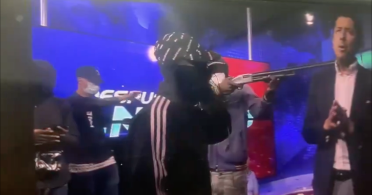 Momento en el que los encapuchados encañonan al presentador de televisión.