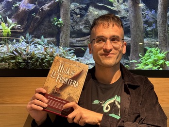 Asier Moreno Viznuete muestra un ejemplar de ‘Hija de la frontera’.