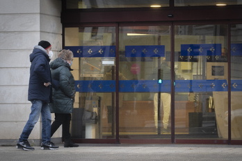 Dos personas con mascarilla entran en el ambulatorio de Ondarreta, en Donostia, esta mañana.