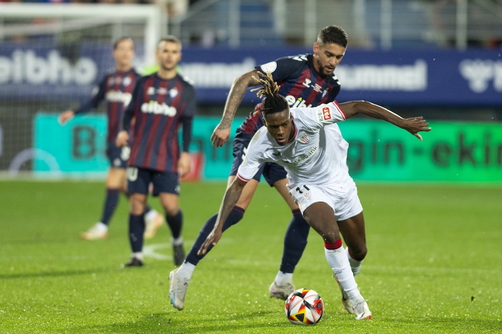 Nico Williams acabó con molestias el partido en Ipurua. (Monika del VALLE / FOKU)