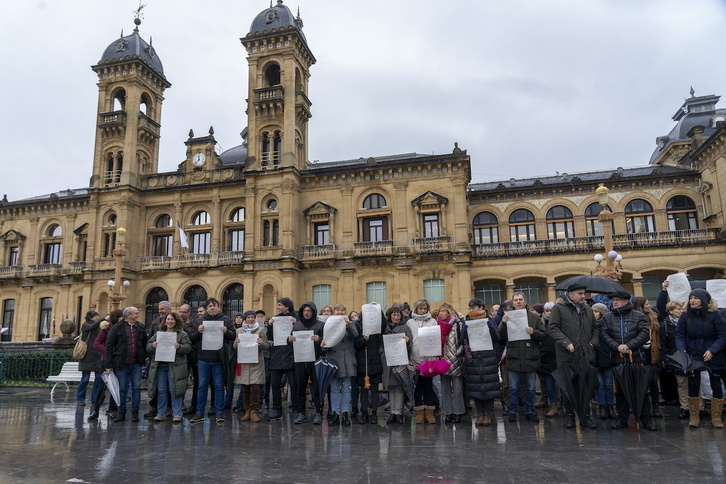 Donostiako Udaleko langileek euskararen kontra azken epaia salatzeko egin duten elkarretaratzea.