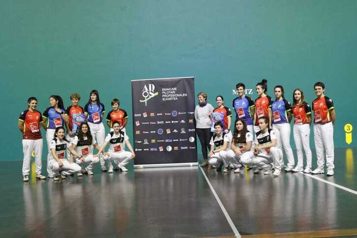 Ados Pilotaren Binakako txapelketa Antzuolan aurkeztu zuten, finala jokatuko den pilotalekuan. Maite Ruiz de Larramendi, eskuinetik hasita, zutik, bosgarrena. 