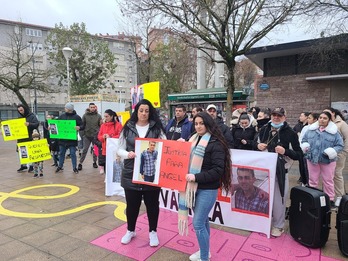 Concentración en Otxarkoaga para exigir justicia por la desaparición hace 8 años de Ángel Echevarría Cordón.