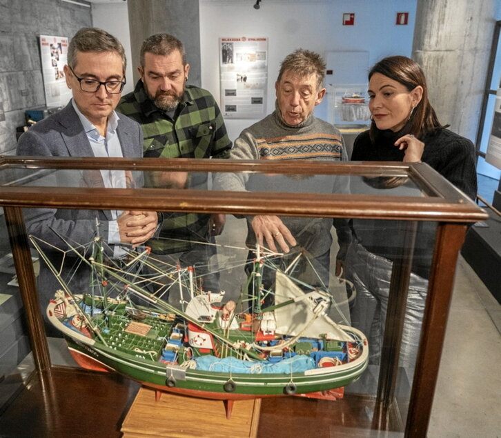 Carol Iglesias espazioan jarri dute ontzia.