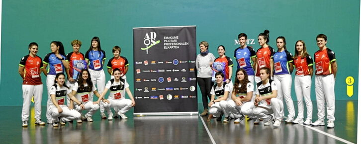 Ados Pilotaren Binakako txapelketa Antzuolan aurkeztu zuten, finala jokatuko den pilotalekuan. Maite Ruiz de Larramendi, eskuinetik hasita, zutik, bosgarrena.