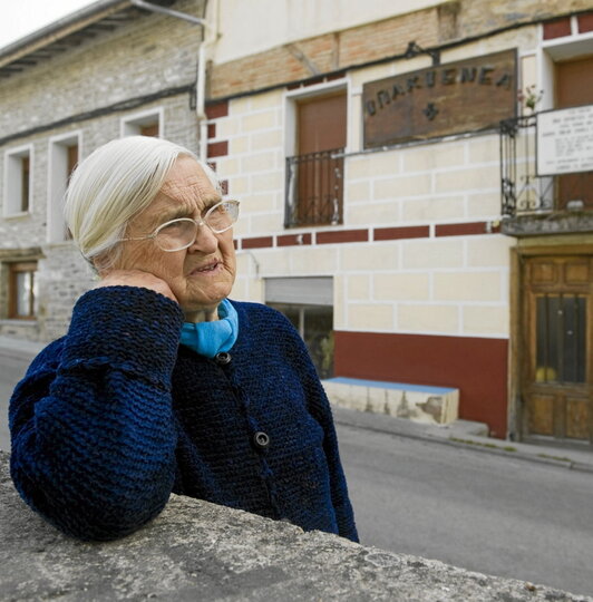 Blanca Antepara Urbinako Iñakienea bere etxearen aurreko aldean, 2010. urtean.