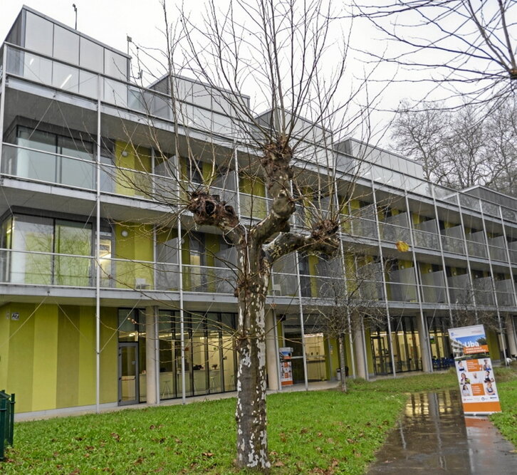 Vista general del albergue de Uba y una de sus habitaciones dobles.