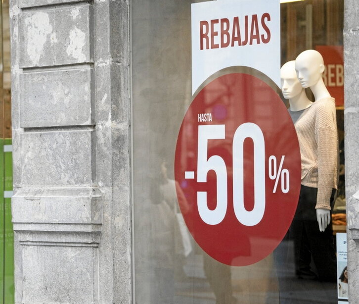 Rebajas de enero en una tienda de Bilbo.