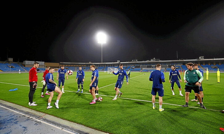 La plantilla osasunista se ejercitó durante la tarde de ayer para preparar el duelo contra el Barcelona.
