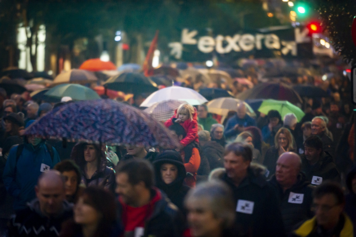 La lluvia y el viento, invitados incómodos en la manifestación de hace un año. (Jaizki Fontaneda | Foku)