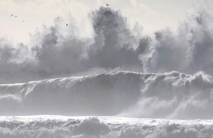 Olatuak, Kaliforniako Ventura hiriko kostaldean, AEBetan. 