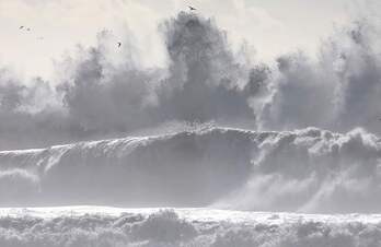 Olatuak, Kaliforniako Ventura hiriko kostaldean, AEBetan. 