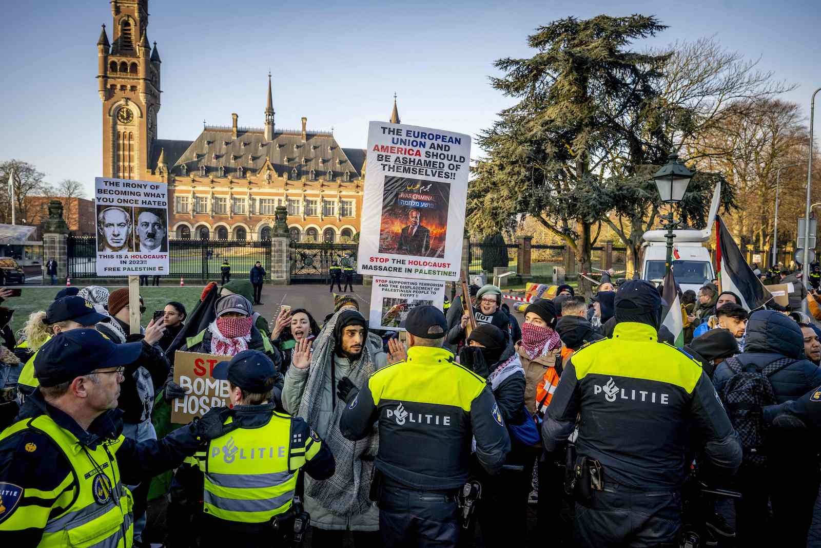 Protesta propalestina en La Haya durante la celebración de la vista. (Robin UTRECHT | AFP)