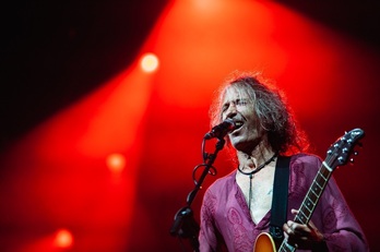 Robe Iniesta, en pleno concierto.