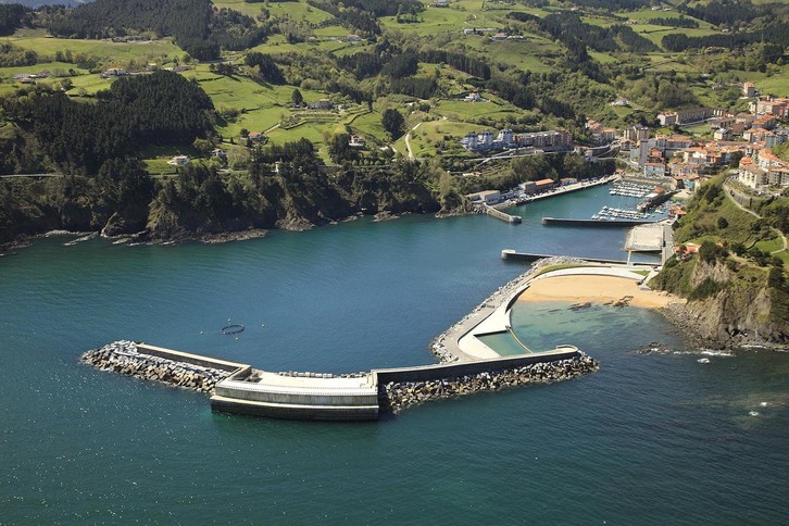 Vista de la planta de energía de olas de Mutriku.