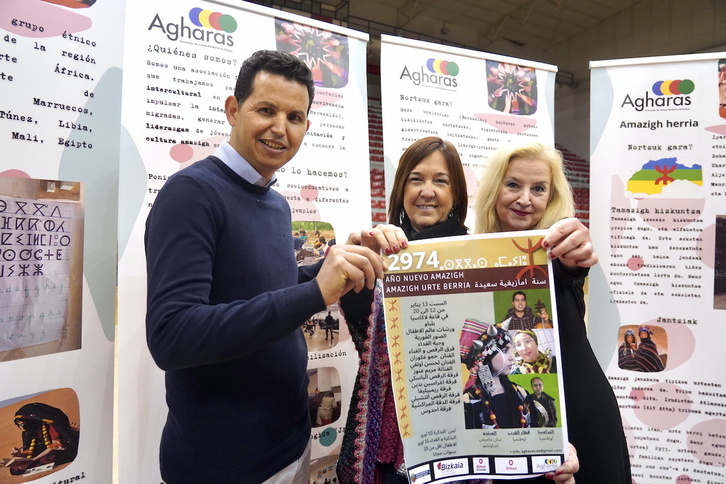 Ridouane Chakouch, Amalia López y María Jesús Hurtado, de la asociación Agharas, organizadora de la celebración.
