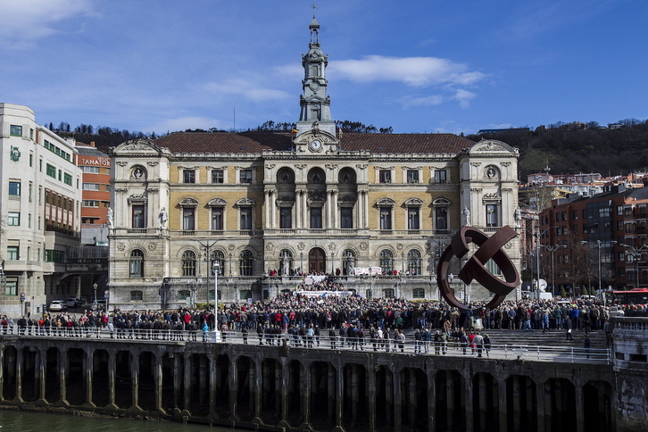 Imagen de archivo de una protesta ante el Ayuntamiento de Bilbo.