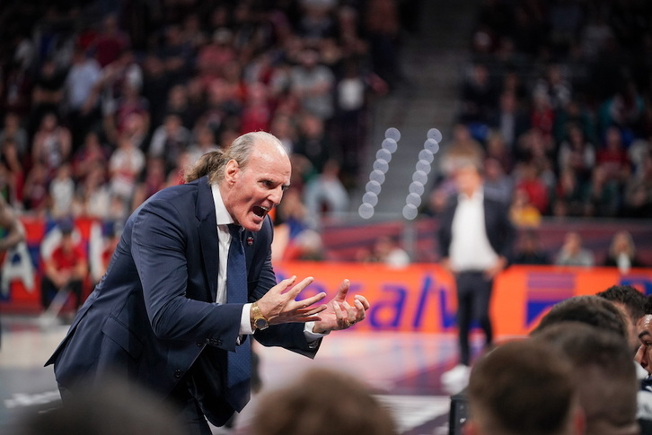 Dusko Ivanovic en acción, arenga a los suyos en un tiempo muerto.