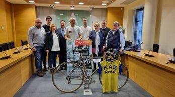 Representantes de instituciones y federaciones, en la presentación de los campeonatos de España de Amurrio.