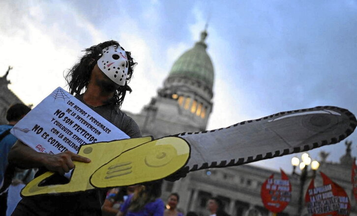 Protesta en Buenos Aires contra las políticas de Javier Milei.
