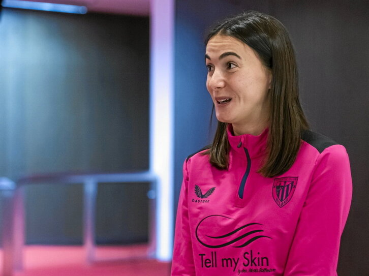 Ane Azkona, kazetariekin hizketan, atzo San Mamesen.