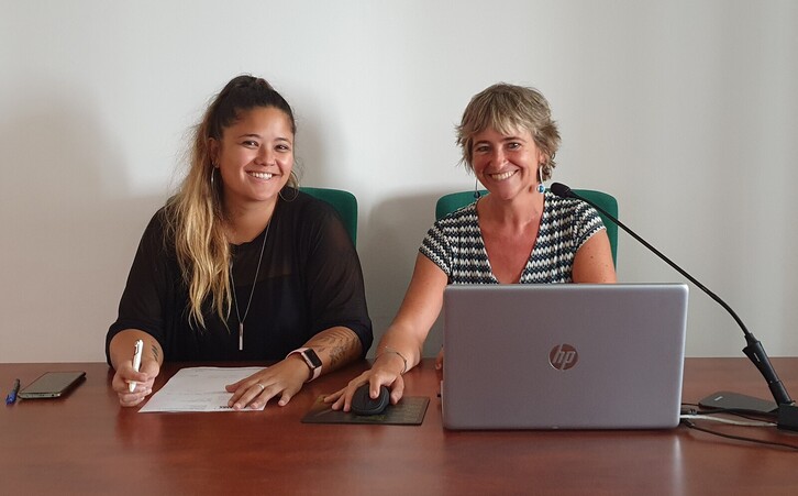 Itziar Sapsootham eta Idoia Etxeberria Badihardugu elkarteko kideak, inkestaren emaitzak aurkezten, Eibarko Markeskua Jauregian.