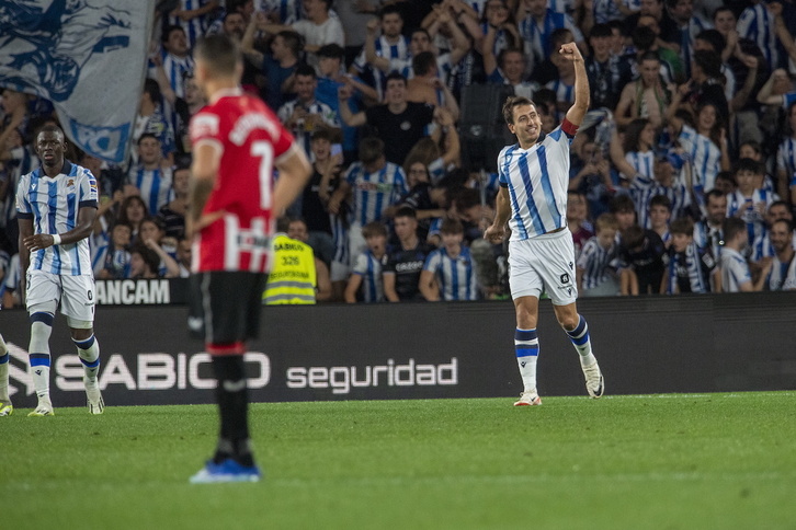 Mikel Oyarzabal celebra el gol marcado al Athletic en la primera vuelta, en Anoeta.