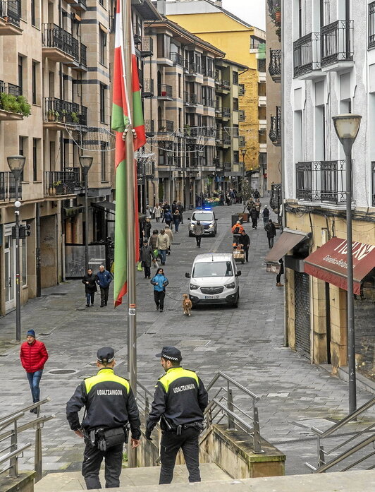 Beasainen ateratako argazkian bi udaltzain ikusten dira: bizikidetza agenteekin harreman zuzena izango dute.