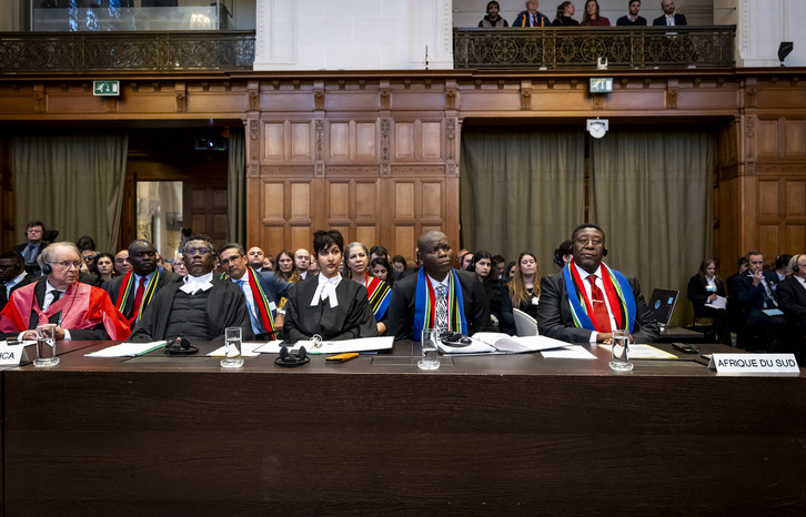 Equipo jurídico de Sudáfrica durante la sesión de este jueves ante la CIJ.