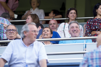 El actual alcalde de Iruñea, Joseba Asiron, junto a la entonces presidenta de Nafarroa, Uxue Barkos, y el máximo mandatario rojillo, Luis Sabalza, en el palco de El Sadar.