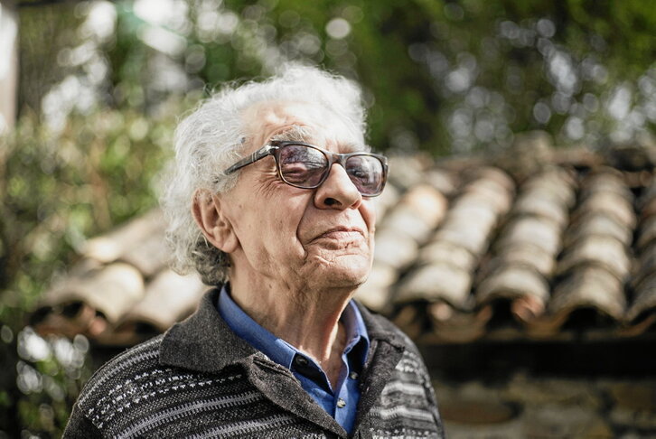 En las fotos tomadas a «Peixoto» en 2021, 42 años después del atentado, las secuelas son evidentes, pero en la entrevista no alteran su ánimo ni su discurso de cara al futuro.