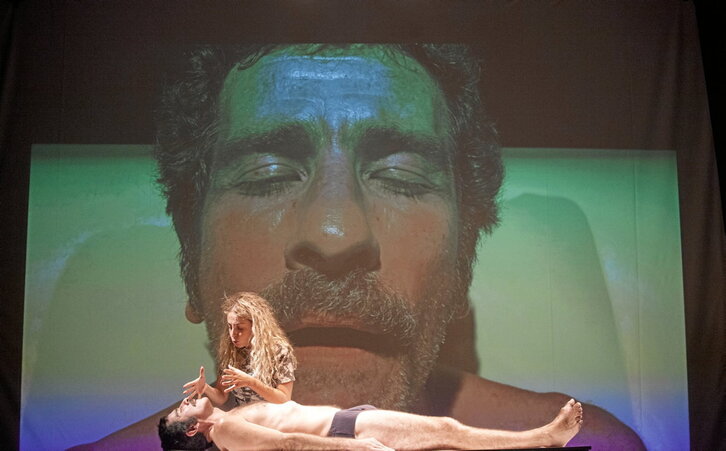 Intza Alkain eta Javi Barandiaran, «Artxibo biluzia» pieza eszenikoan.