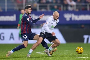 Berrocal intenta frenar el avance de Ekain, que prácticamente no ha generado peligro.