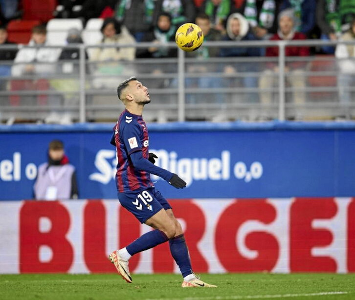 Stoichkov abrió el marcador con un magnífico cabezazo.