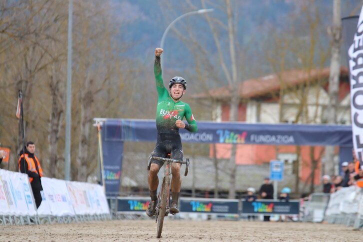 Hodei Muñoz, que partía como favorito, celebra su victoria más especial.