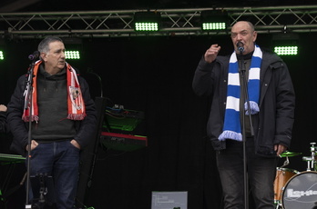 Aficionados de Athletic y Real frente a la estatua de Iribar.