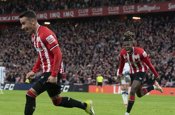 Berenguer celebra uno de sus goles con Nico Williams, que participó en los dos.